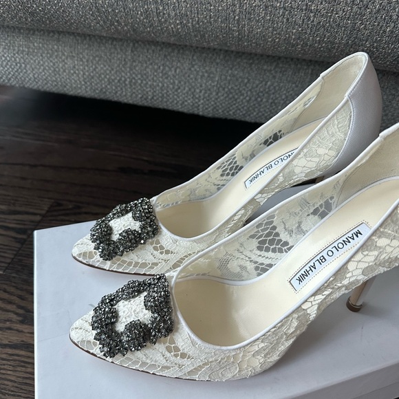 Authentic White Lace Manolo Blanhnik - Picture 4 of 6